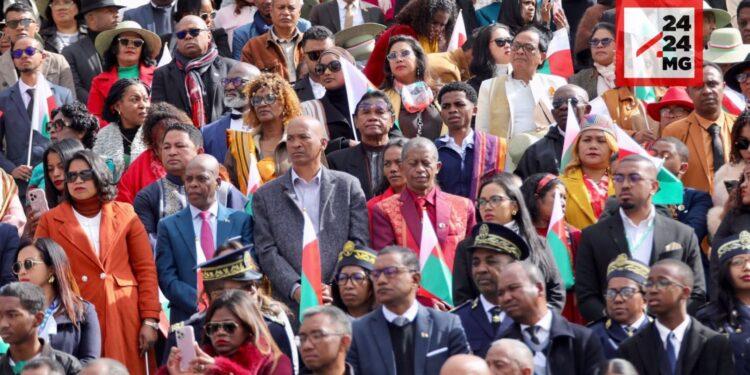 FÊTE NATIONALE – Des milliers de citoyens et une foule d’invités officiels dans les tribunes et les gradins de Mahamasina