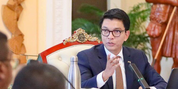 ÉNERGIE – Andry Rajoelina dit “non à la réduction des effectifs” prévue dans le plan de redressement de la Jirama