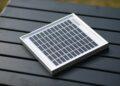 ECLAIRAGE – Des kits solaires “sociaux” gratuits pour les familles vulnérables, des kits solaires à prix subventionnés pour les ménages de la classe moyenne