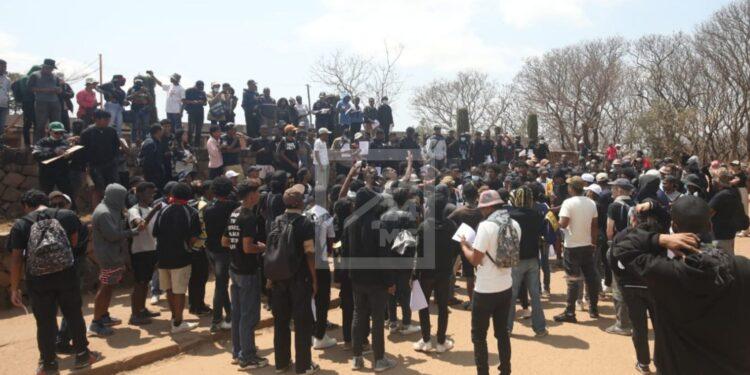 MANIFESTATIONS – Les jeunes manifestants étendent leurs revendications et se donnent rendez-vous à l’Université d’Antananarivo ce lundi
