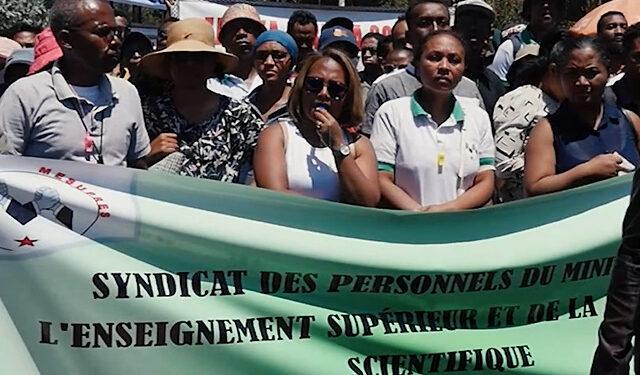 Les revendications se font plus pressantes sur le terrain. Les manifestants sont de plus en plus nombreux.