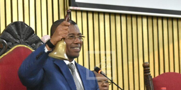 PARLEMENT – Siteny Randrianasoloniaiko élu président de l’Assemblée nationale après la destitution du bureau permanent