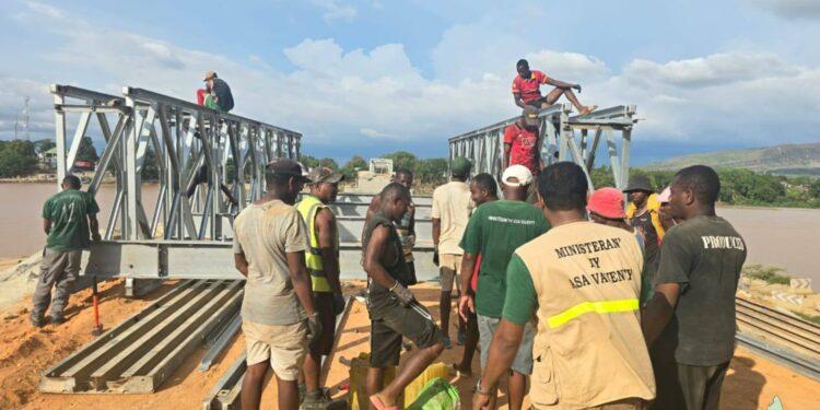INFRASTRUCTURES – Début de l’assemblage des éléments métalliques pour former la structure du pont modulaire de Mahavavy