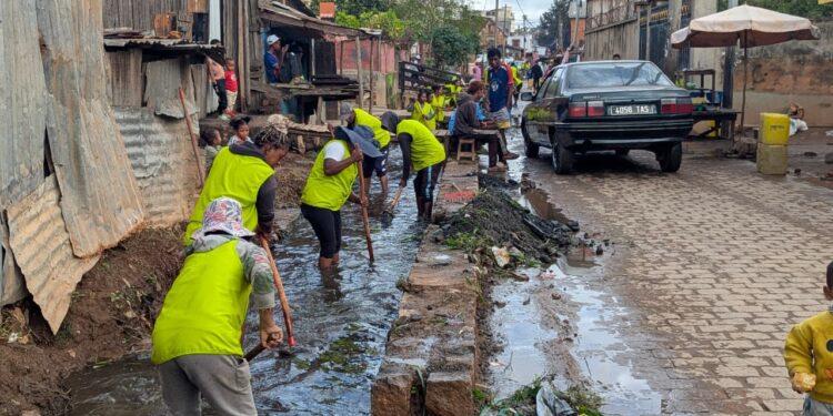 ASSAINISSEMENT – Des milliers de jeunes mobilisés pour assainir des kilomètres de canaux dans 56 fokontany de la Capitale