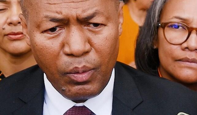Philobert Milavonjy, Chef de l’opposition parlementaire – « Nous réclamons la mise en place d’une feuille de route afin qu’il y ait un consensus sur toutes les actions menées, et que ce ne soit pas fait à sens unique. »