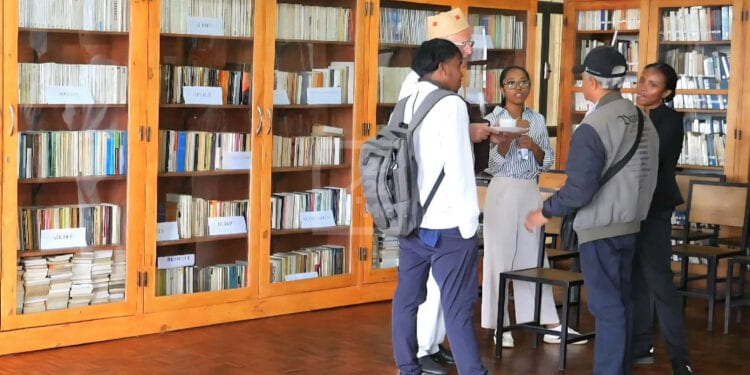 ENSEIGNEMENT SUPÉRIEUR – Plus de 1 000 livres de François et Jean-Pierre Raison remis à la bibliothèque d’Histoire de l’Université d’Antananarivo