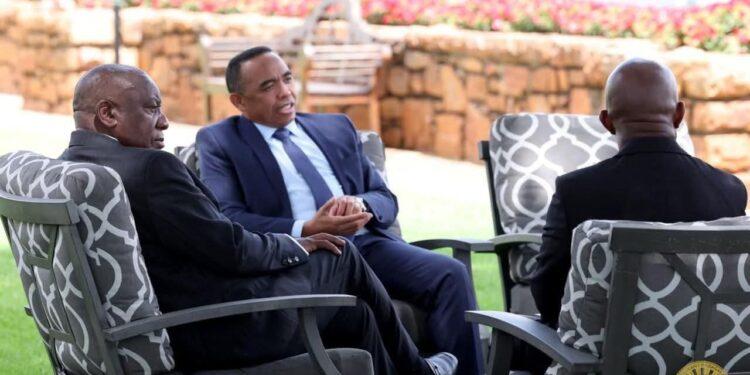 DIPLOMATIE – Le Colonel Michaël Randrianirina “briefe” Cyril Ramaphosa sur les “mesures prises vers un processus de transition pacifique”