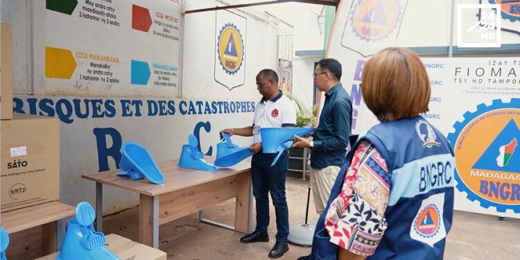 INTEMPERIES – 100 kits Sato Pan offerts par Inviso Group au BNGRC pour améliorer les conditions d’hygiène dans les sites d’hébergement
