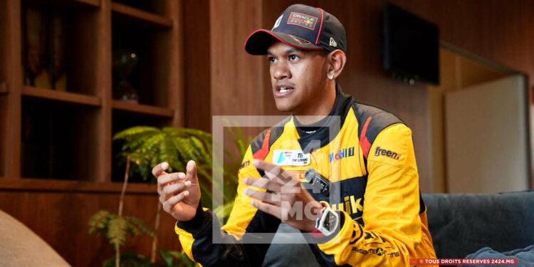 SPORTS AUTO – Iaro Razanakoto aux commandes d’un monoplace de Formule 1 sur l’autodrome de Dubaï lors d’une séance privée