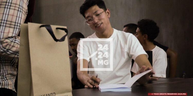 LITTÉRATURE – “Ifalio Ny Maraina” pour faire le lien entre musique et littérature, selon Andrianina Rajoelisoa