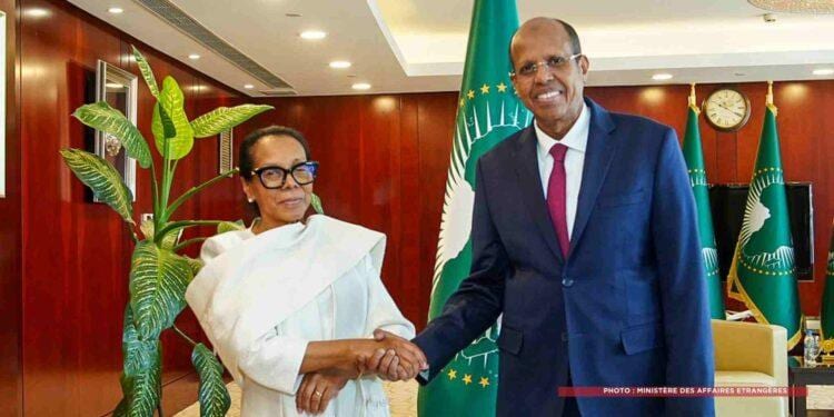 DIPLOMATIE – Mahmoud Ali Youssouf reçoit Christine Razanamahasoa en marge du Sommet de l’Union africaine à Addis-Abeba