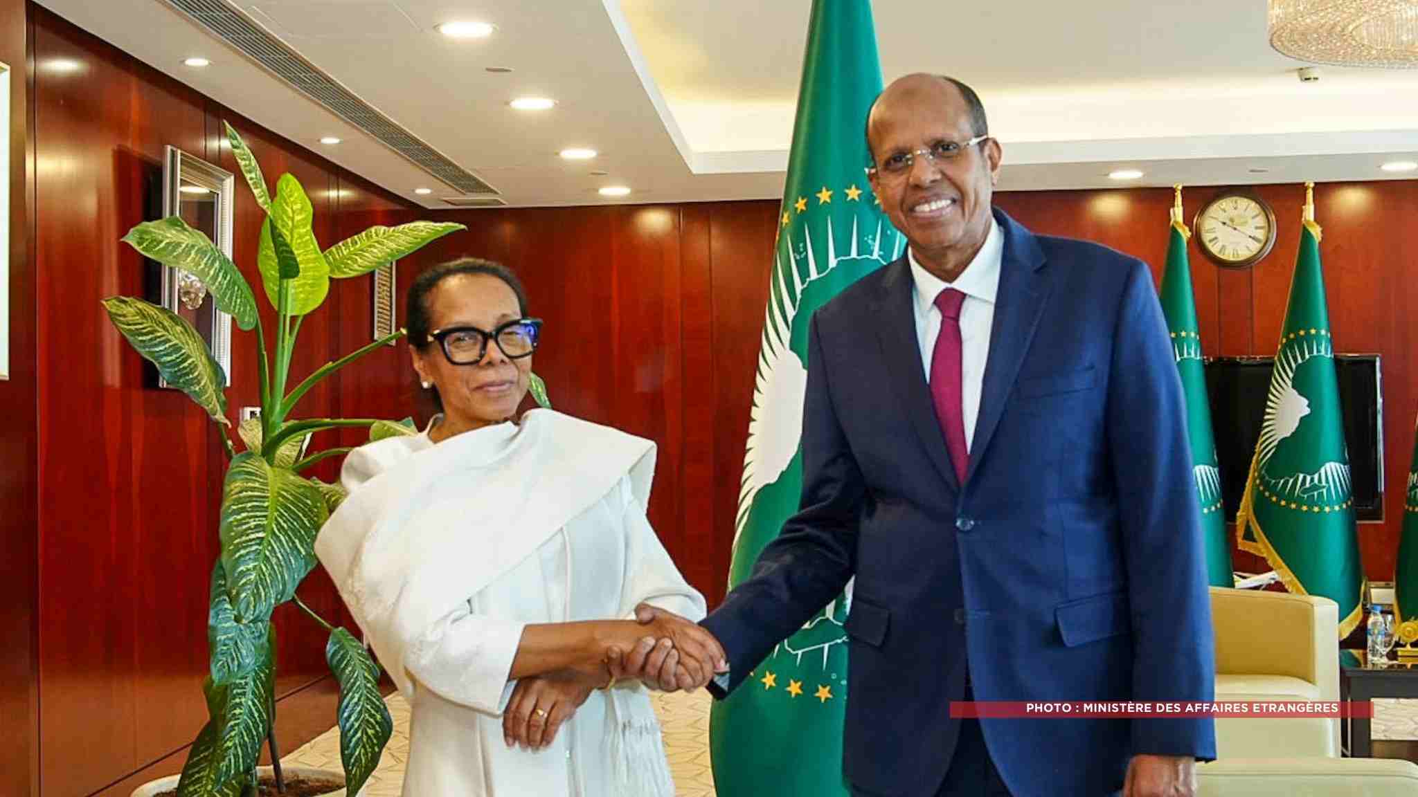 DIPLOMATIE – Mahmoud Ali Youssouf reçoit Christine Razanamahasoa en marge du Sommet de l’Union africaine à Addis-Abeba