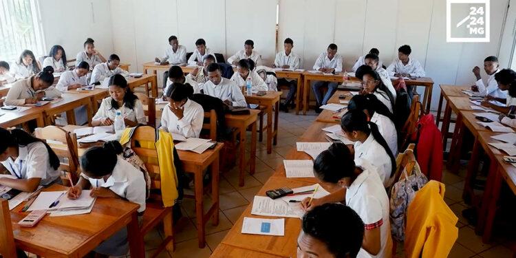 Un enseignement supérieur adapté au monde rural et répondant aux besoins des localités d’implantation des établissements, c’est désormais une réalité dans la région de l’Itasy. A l’institut supérieur Monseigneur Ramarosandratana, de nombreux jeunes suivent des formations supérieures qui se concentrent sur le développement local. Les filières y sont conçues pour répondre aux besoins des communautés rurales et aux réalités du terrain. Les étudiants s’enrichissent alors en entrepreneuriat rural, en tourisme et le développement local, ou encore en financement du développement local.
