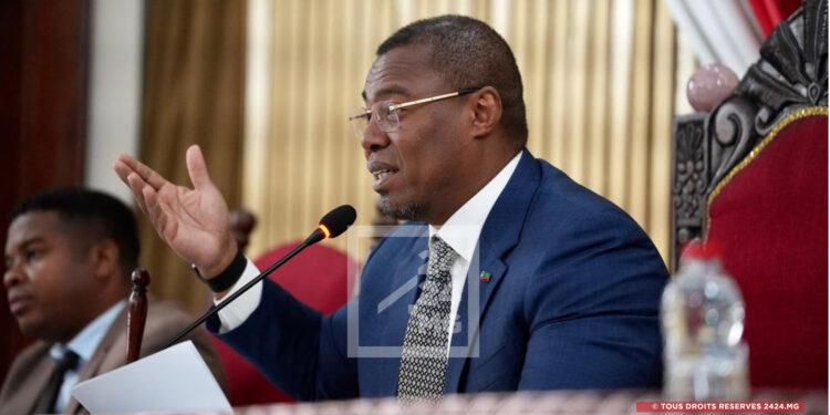 FISCALITÉ – Siteny Randrianasoloniaiko plaide pour la suppression de la TVM et le renforcement des sanctions en cas de contravention routière
