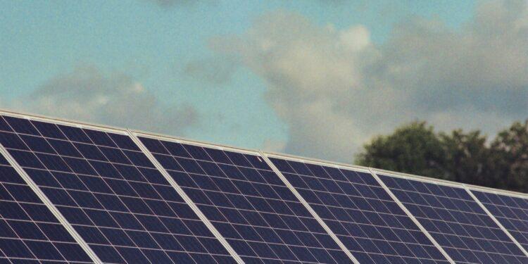 PORT – La douane met aux enchères publiques des dizaines de conteneurs de panneaux photovoltaïques à Toamasina
