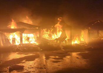 CATASTROPHE – Un mort, un blessé et près de 3 200 kiosques ravagés par l’incendie du Bazary Kely de Toamasina
