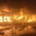 CATASTROPHE – Un mort, un blessé et près de 3 200 kiosques ravagés par l’incendie du Bazary Kely de Toamasina