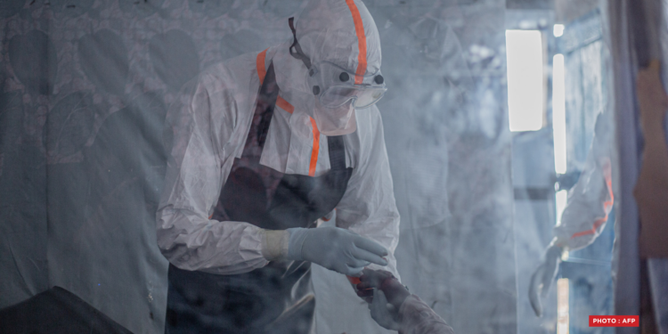 SANTÉ – L’OMS estime à 5.000 le nombre de personnels de santé supplémentaires nécessaires face à Ebola en RDC