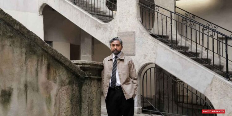 CULTURE – Joël Andrianomearisoa fait parler les cordes et leurs mémoires à la Biennale d’art contemporain de Lyon