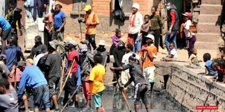 ASSAINISSEMENT – 3 000 personnes rémunérées pour nettoyer les fokontany de Manarintsoa Atsinanana et Andavamamba Anjezika