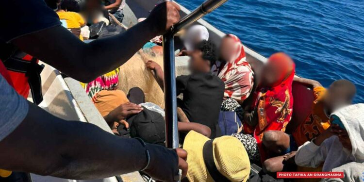 TRAFIC MARITIME – Une embarcation soupçonnée de transport clandestin interceptée à Nosy Be Hell-Ville avec 18 passagers à bord