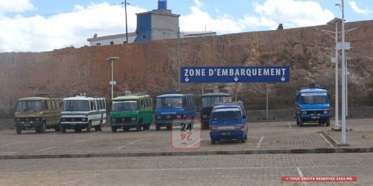 INFRASTRUCTURE – Vendeurs ambulants, rabatteurs, constructions en bois et maisons de passe interdits autour de la gare routière d’Amoronakona